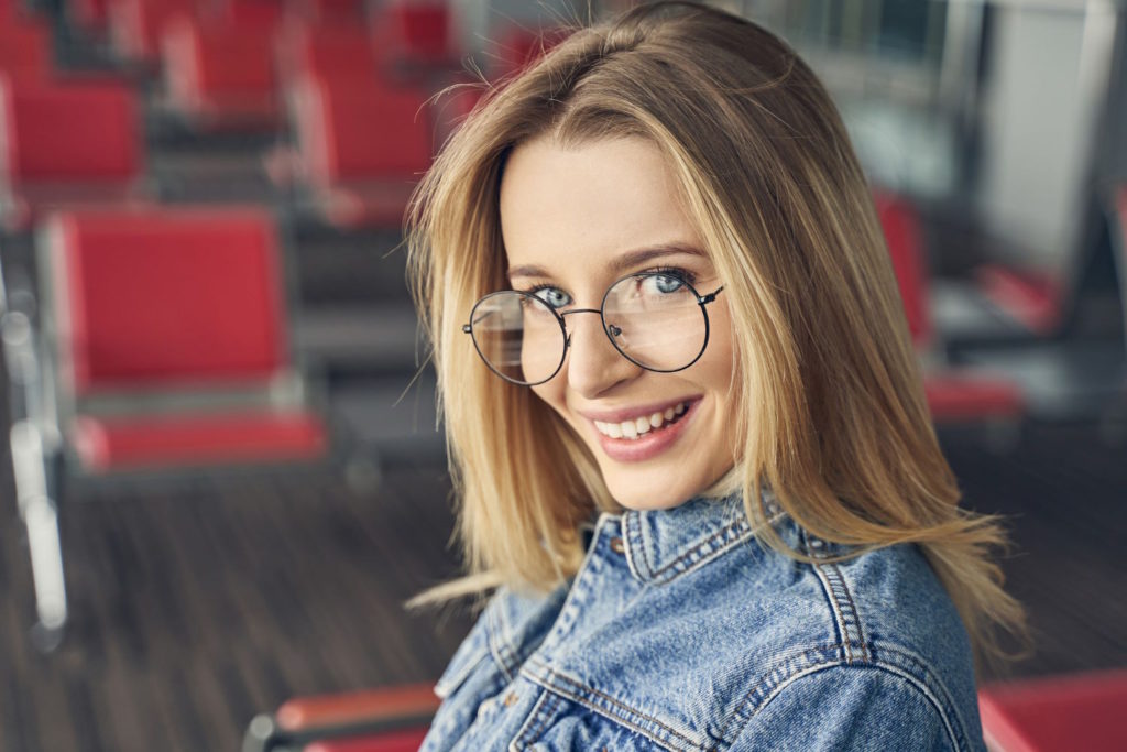 Okulary korekcyjne to nie tylko narzędzie poprawiające wzrok, ale również modny dodatek do naszej stylizacji
