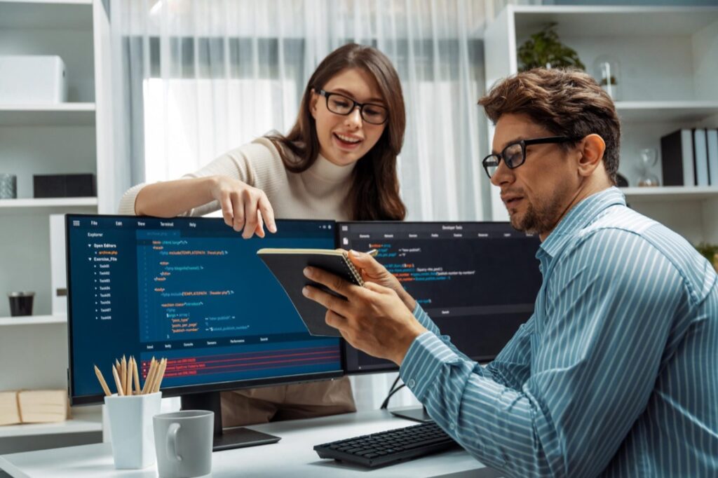 Ubezpieczenia stanowią istotny element strategii zarządzania ryzykiem – pozwalają minimalizować potencjalne straty finansowe i zapewniają większe poczucie bezpieczeństwa zarówno dla programistów, jak i ich klientów